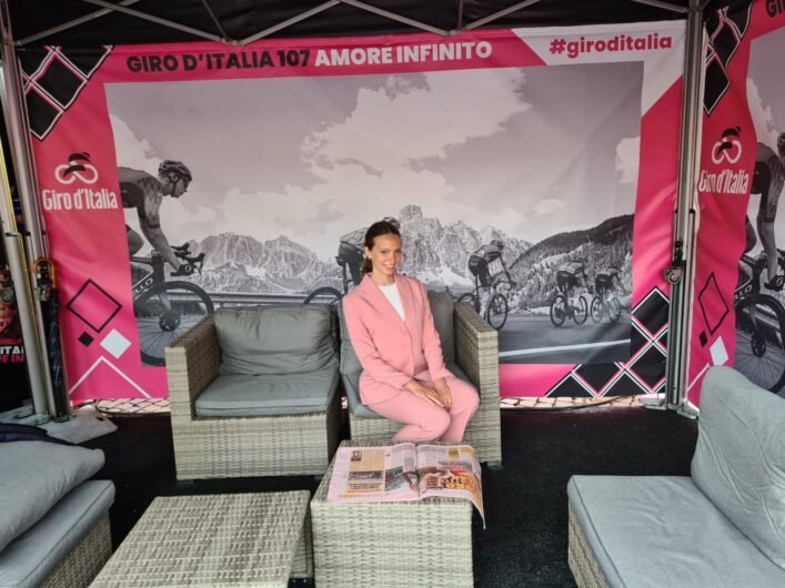 Ad Acqui la partenza della quarta tappa del Giro: in piazza Italia una festa tinta di rosa [FOTO]