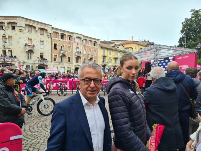 Ad Acqui la partenza della quarta tappa del Giro: in piazza Italia una festa tinta di rosa [FOTO]