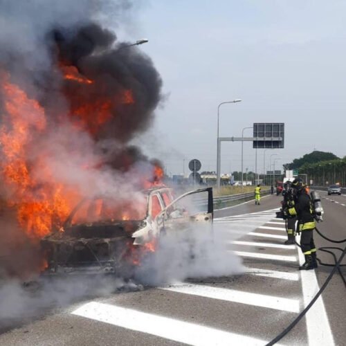 Incendio vettura sulla A53. Vigili del Fuoco di Pavia spengono le fiamme