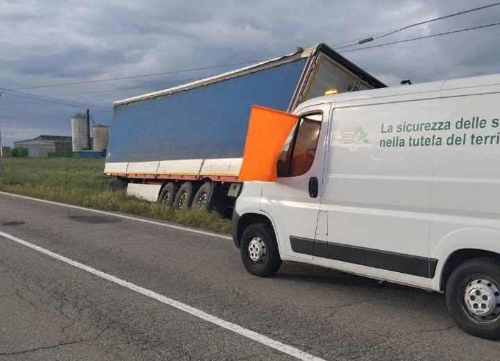 Camion fuori strada tra Novi e Bosco Marengo: nessun ferito