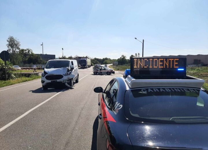 Incidente a Casale tra due auto e un furgone: una donna è in gravi condizioni