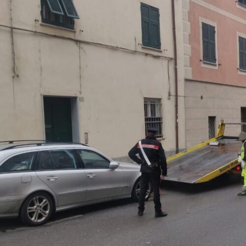 A Gavi auto urta un altro veicolo: era parcheggiata senza freno a mano