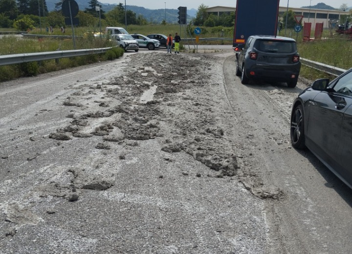 Camion perde il carico tra Serravalle e Novi: traffico deviato su percorsi alternativi