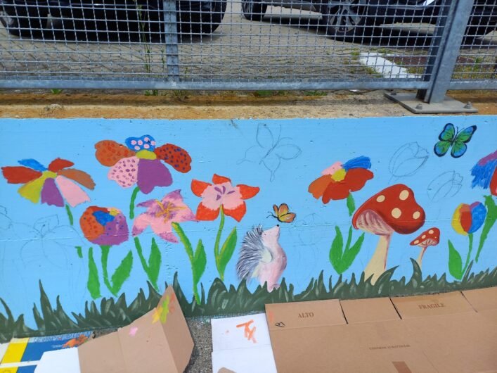 A Valmadonna il sottopasso diventa un murale ricco di colori e fantasia grazie ai bambini del sobborgo