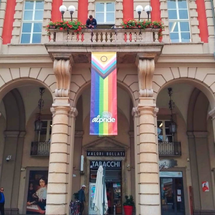 Il Comune di Alessandria accoglie il Pride: srotolata la bandiera