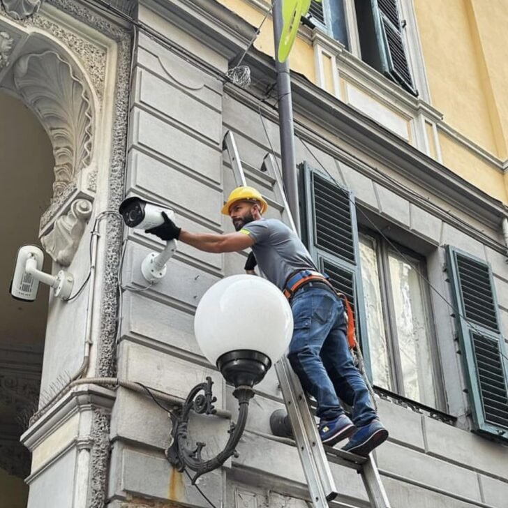 L’associazione “La città nostra” mostra orgogliosa le prime telecamere in via San Lorenzo