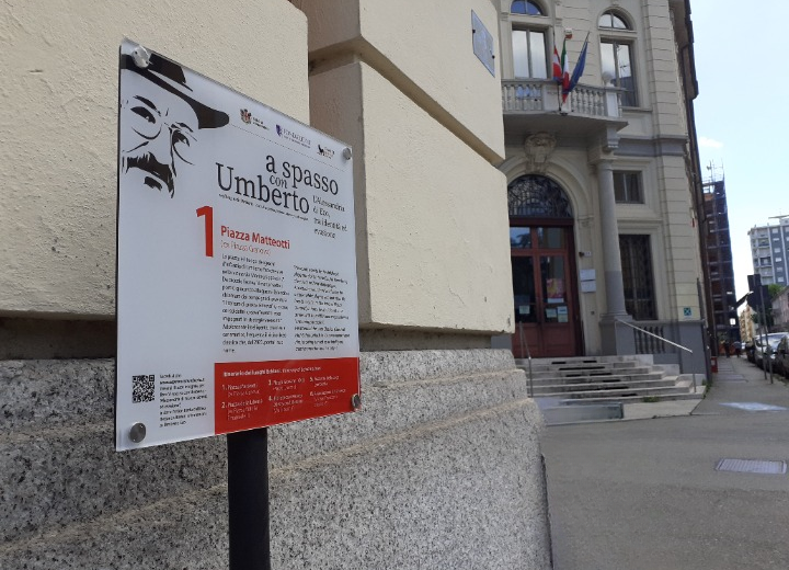 Umberto Eco: ad Alessandria un cartello informativo per i turisti davanti al liceo a lui dedicato