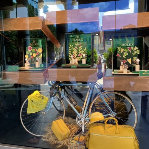 Biciclette e un tocco di giallo nelle vetrine di Alessandria per festeggiare il passaggio del Tour de France