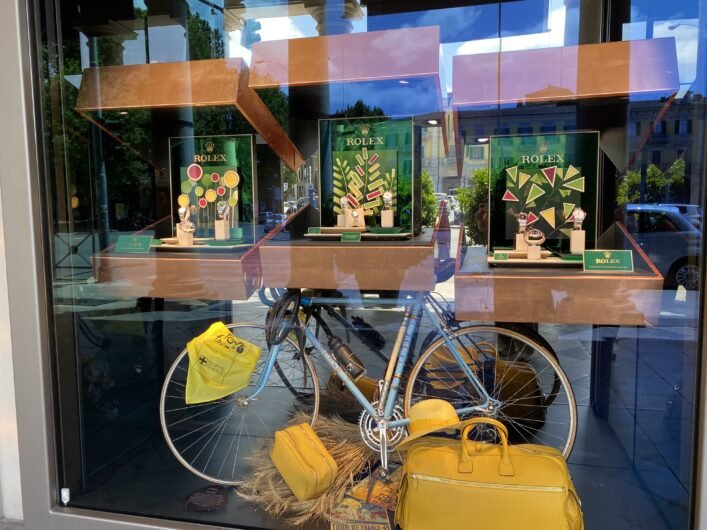Biciclette e un tocco di giallo nelle vetrine di Alessandria per festeggiare il passaggio del Tour de France