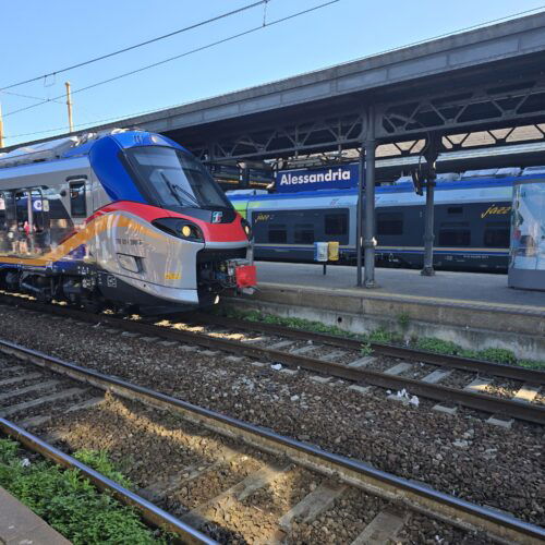 Capotreno minacciato con un coltello e derubato