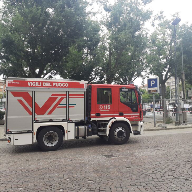 Fumo da un’auto parcheggiata in piazza Libertà: era rimasta accesa