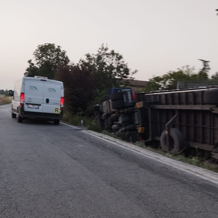 Tir ribaltato a Capriata d’Orba: strada chiusa fino a tarda notte per permettere il recupero del mezzo