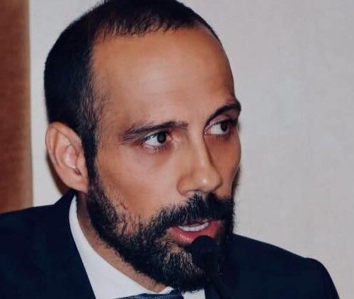 Il sindaco di Pavia con la bandiera della Palestina di corsa per 10 km: “Fermiamo il massacro”