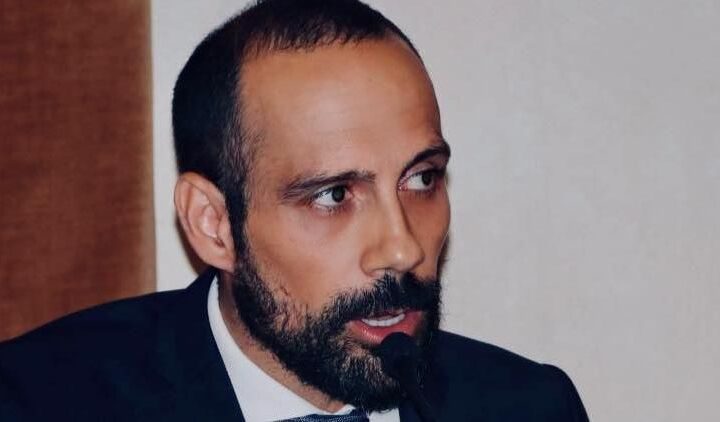 Il sindaco di Pavia con la bandiera della Palestina di corsa per 10 km: “Fermiamo il massacro”