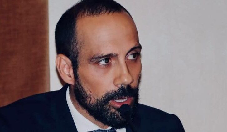 Il sindaco di Pavia con la bandiera della Palestina di corsa per 10 km: “Fermiamo il massacro”