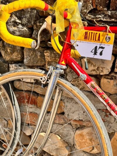 LaMitica: duecento ciclisti in vintage invadono Volpedo