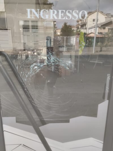 Un calcio e una pietra scagliata contro una vetrina: tentativo di spaccata al quartiere Cristo di Alessandria