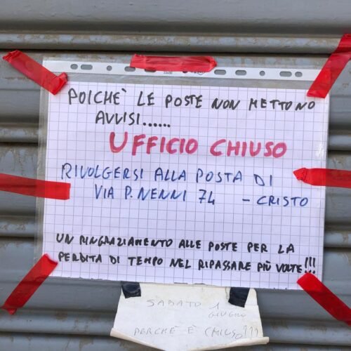 “Poste chiuse, andate al Cristo”: a Cantalupo il cartello di un cittadino rimedia alla mancanza di avvisi