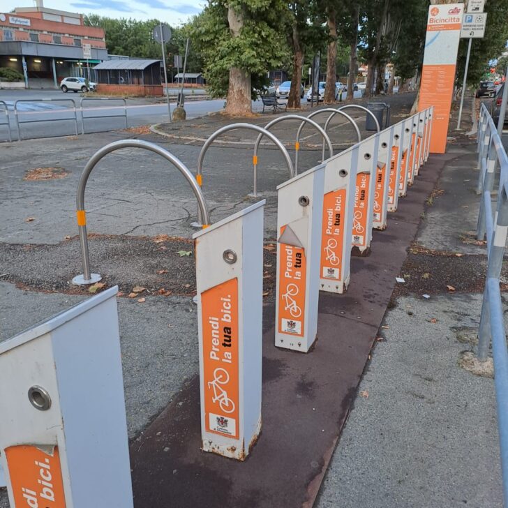 Sciaudone (Fratelli d’Italia): “Le vecchie colonnine per le bici sono inutili. Bisogna toglierle”