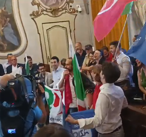 Pavia celebra il nuovo sindaco: cori di ‘Bella Ciao’ e applausi per Lissia