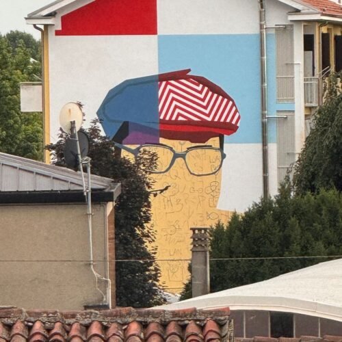 Il volto di Umberto Eco su un murale al quartiere Cristo di Alessandria, dove passerà il Tour de France