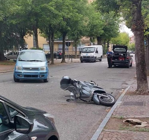 Incidente tra uno scooter e un’auto in via Ariosto a Valenza: un uomo ferito