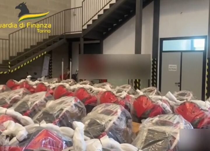 Sequestrati a Pavia oltre 1300 motoveicoli e 13 mila pezzi di ricambio spacciati per “Made in Italy”