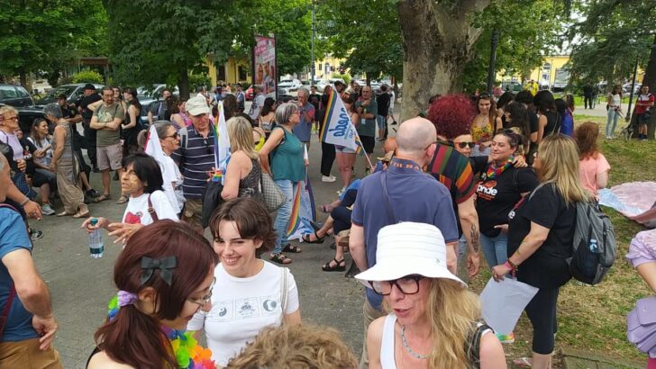 Tortona abbraccia tutti i colori con il primo Pride: le foto