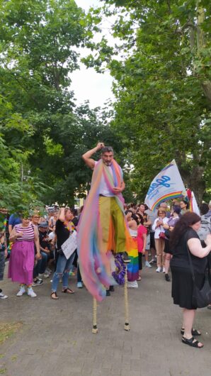 Tortona abbraccia tutti i colori con il primo Pride: le foto