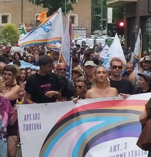 Tortona abbraccia tutti i colori con il primo Pride: le foto