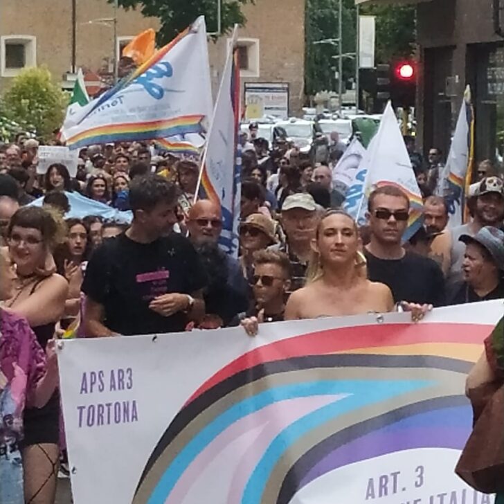 Tortona abbraccia tutti i colori con il primo Pride: le foto