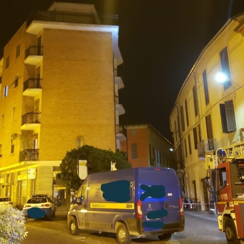 Cadono calcinacci da un palazzo in via Schiavina: danni a un’auto