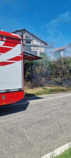Incendio sterpaglie lungo Salita Sant’Anna a Casale. Vigili del Fuoco spengono le fiamme