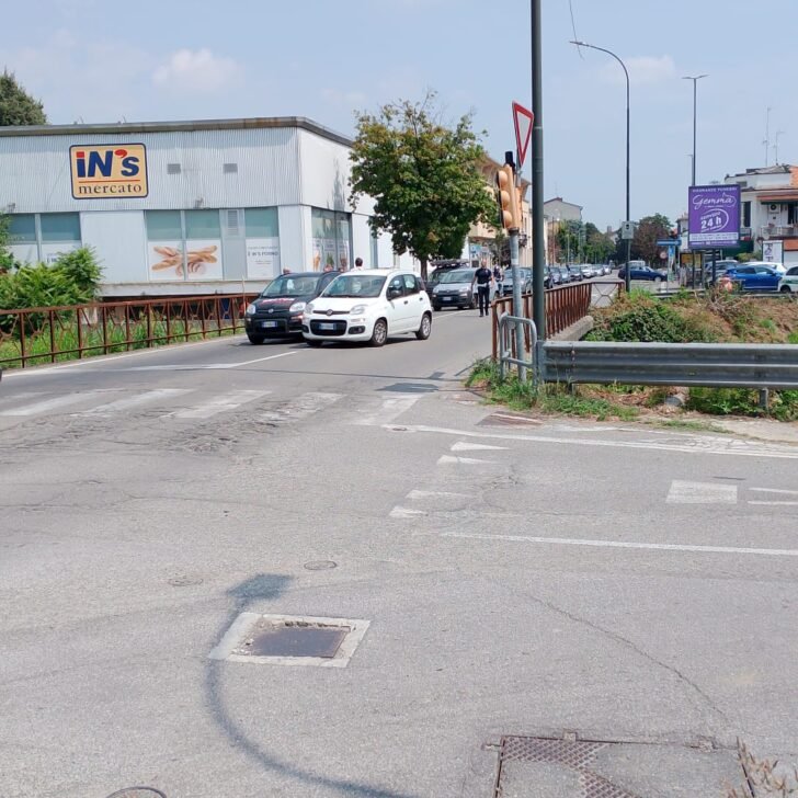 Incidente in via dei Mille a Pavia: scooter tampona auto