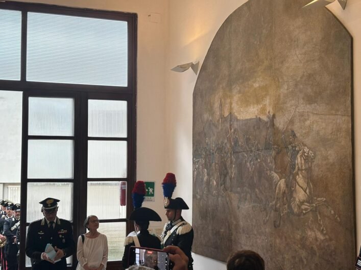 Nella Caserma dei Carabinieri di Tortona il dipinto della “Battaglia di Pastrengo” tornato al suo antico splendore