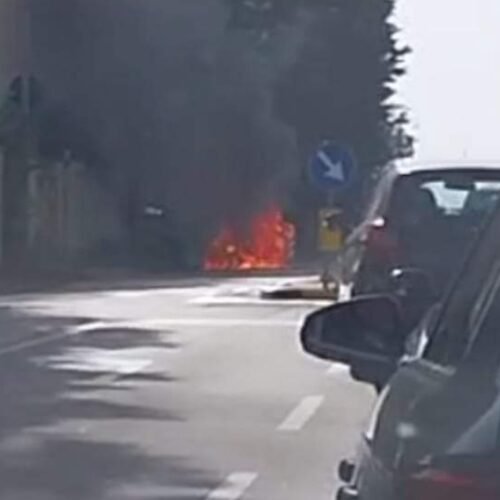 Auto in fiamme sulla Ss234 a Belgioioso: l’intervento dei Vigili del Fuoco