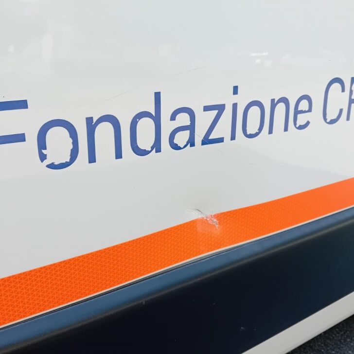 Sassi contro una ambulanza della Croce Verde ad Alessandria