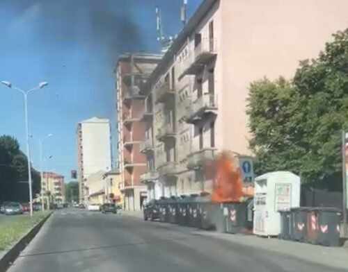 Cassonetto in fiamme in corso Carlo Marx ad Alessandria: spento dai Vigili del Fuoco