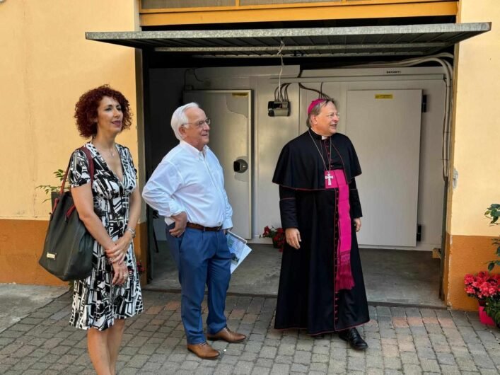 La Fondazione CrAl dona due celle frigo a Casa San Francesco: “Il nostro grazie a chi ha tenuto aperto questo cancello”