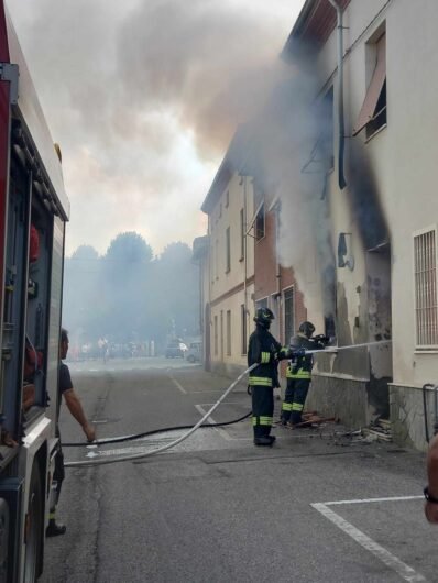 Incendio in una casa di Bassignana: una persona intossicata