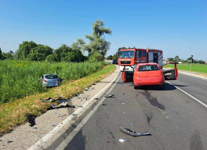 Incidente a Villanova tra due auto: due donne ferite, non in gravi condizioni