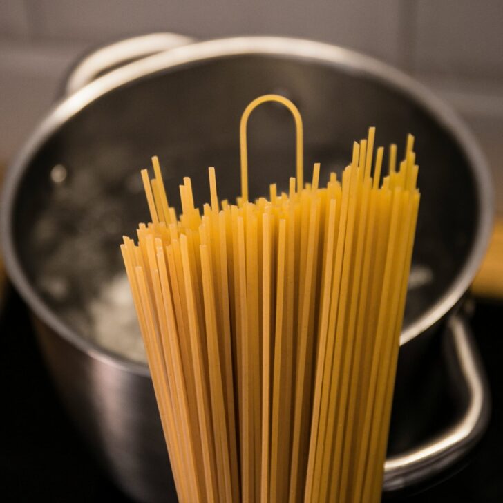 La prima carbonara era con la panna. La tradizione sopravvalutata in cucina