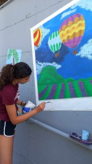 Ora il sottopasso di Valmadonna è ricco di colori e impronte delle mani dei cittadini: finito il murale