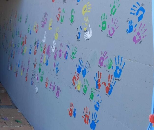Ora il sottopasso di Valmadonna è ricco di colori e impronte delle mani dei cittadini: finito il murale