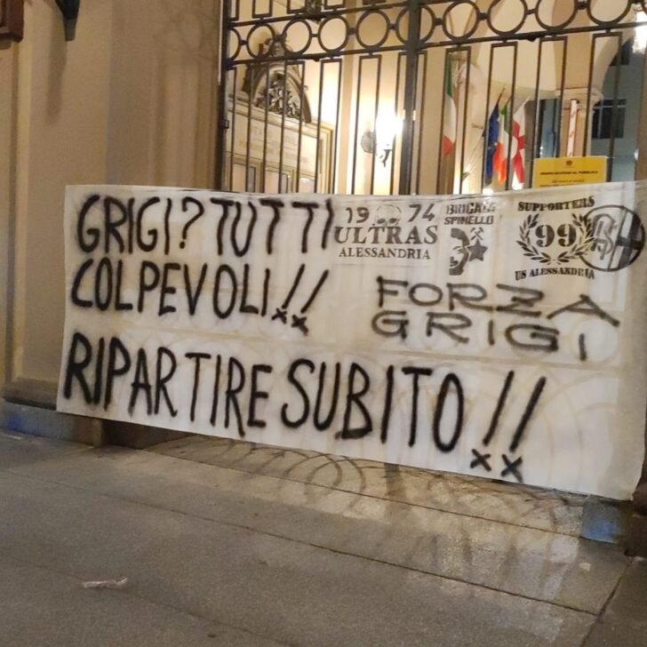 “Tutti colpevoli, ripartire subito”: il messaggio dei tifosi dell’Alessandria Calcio su tanti striscioni in città