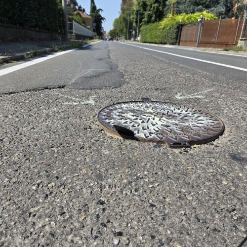 “Quel tombino basculante ci toglie il sonno”: l’appello da strada Casalcermelli