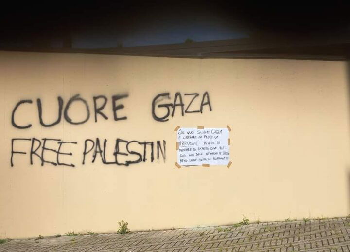 Botta e risposta sul muro appena rifatto. “Palestina libera”, la replica: “Arruolati”