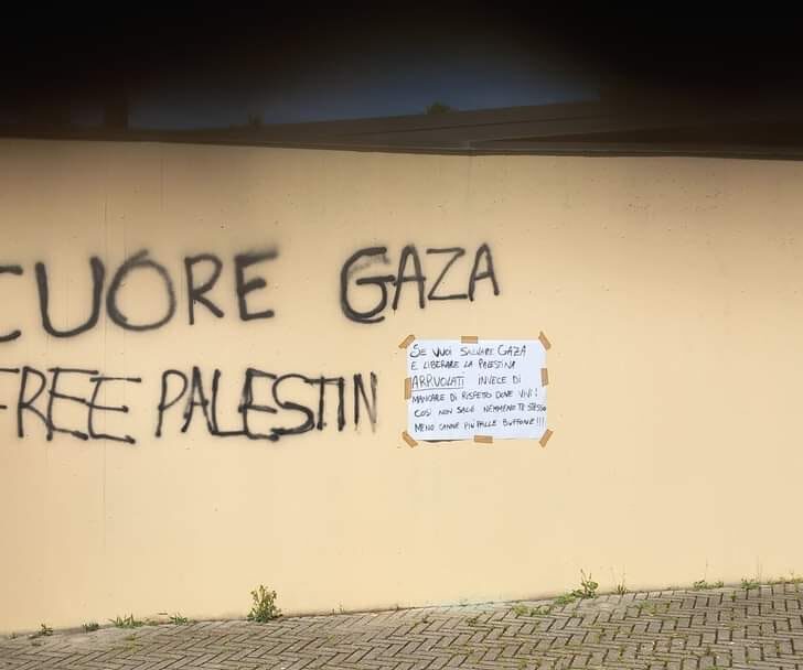 Botta e risposta sul muro appena rifatto. “Palestina libera”, la replica: “Arruolati”