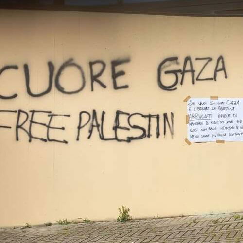 Botta e risposta sul muro appena rifatto. “Palestina libera”, la replica: “Arruolati”