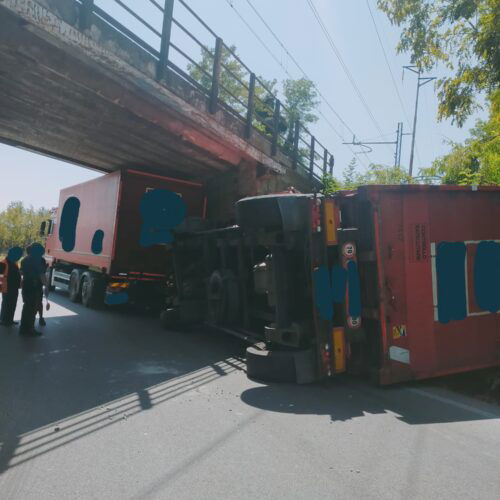 Mezzo pesante ribaltato alle porte di Ovada. Nel tratto auto a senso unico alternato